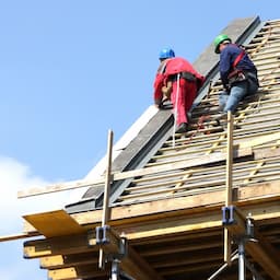 Toitures, terrasses, pylônes avec suspension