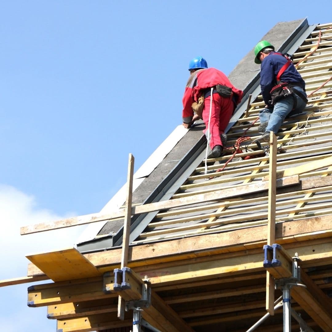 Toitures, terrasses, pylônes avec suspension