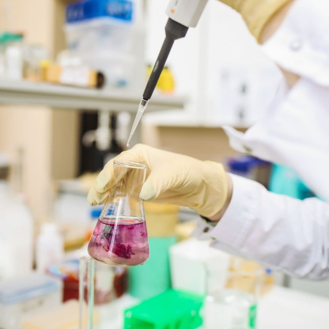 Pipetage au laboratoire
